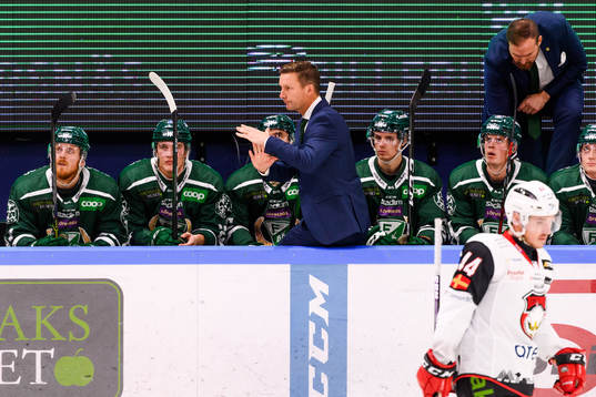 Färjestads huvudtränare Johan Pennerborn tar timeout