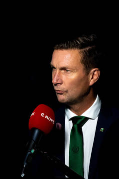 Färjestads huvudtränare Johan Pennerborn blir intervjuad