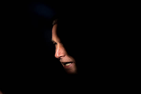 Färjestads huvudtränare Johan Pennerborn blir intervjuad
