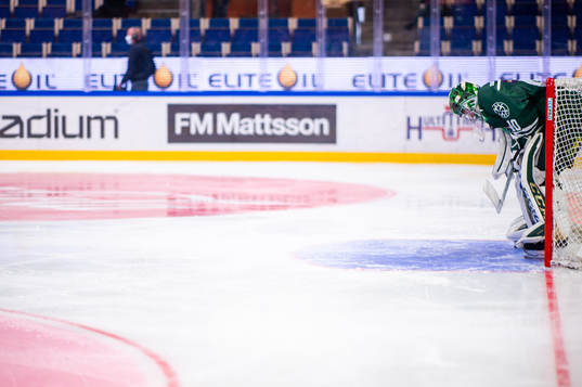 Färjestads målvakt Henrik Haukeland deppar