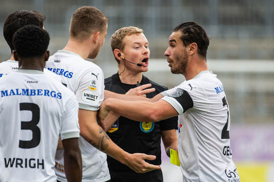 Örebros Andreas Skovgaard och Nordin Gerzic i en