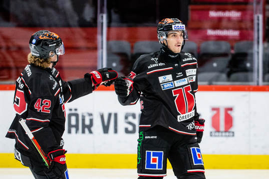 Örebros Borna Rendulic (h) jublar med Robin Salo (v)