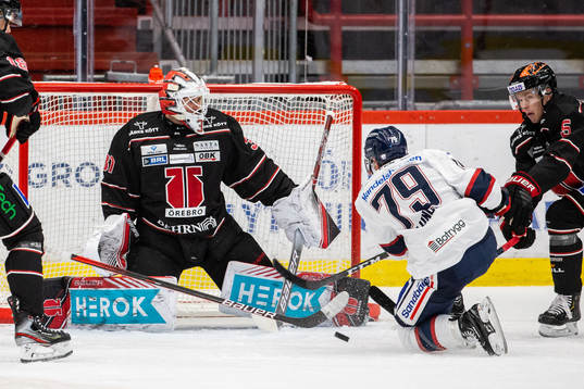 Örebros målvakt Jonas Arntzen och Linköpings Patrik Lundh
