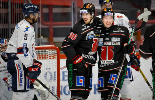 Örebros Linus Öberg gör 4-1 och jublar med Emil Larsson