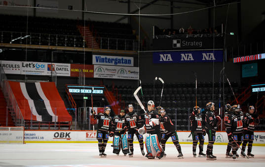 Örebros målvakt Jonas Arntzen jublar framför publiken
