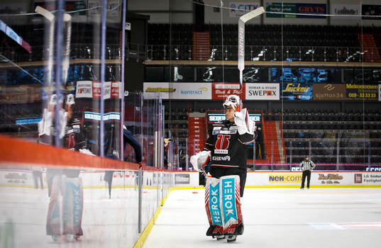 Örebros målvakt Jonas Arntzen jublar framför publiken