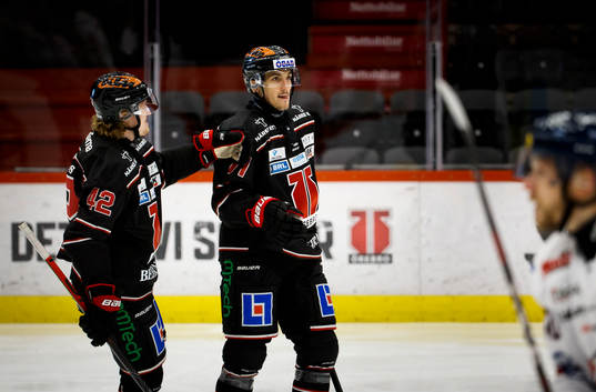 Örebros Borna Rendulic gör 1-0 och jublar med Robin Salo