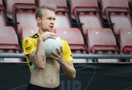 Elfsborgs Johan Larsson har bollen innanför tröjan