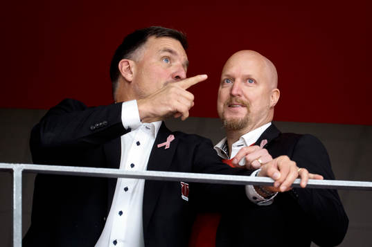 Örebros GM Stefan Bengtzen pekar och sportchef Niklas