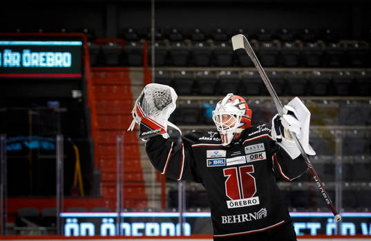 Örebros målvakt Jonas Arntzen jublar framför publiken