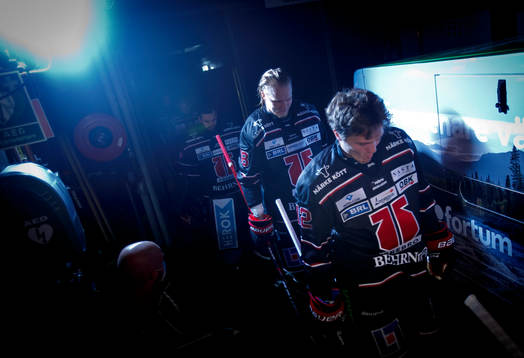 Örebros Rodrigo Abols och Max Lindholm utan hjälm