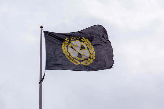 En flagga med Brynäs logotyp
