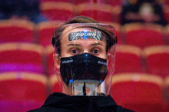 Brynäs lagläkare Cesar Forslund med ett visir