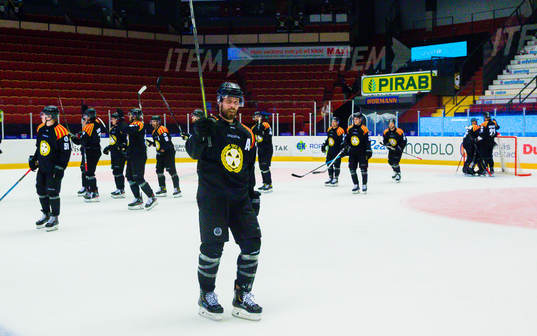 Brynäs Jonathan Sigalet jublar med lagkamrater