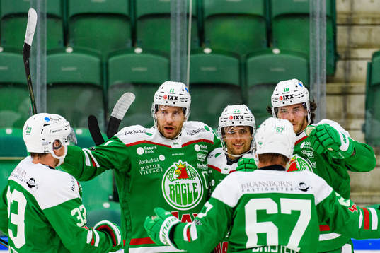 Rögles Daniel Zaar jublar med lagkamraterna