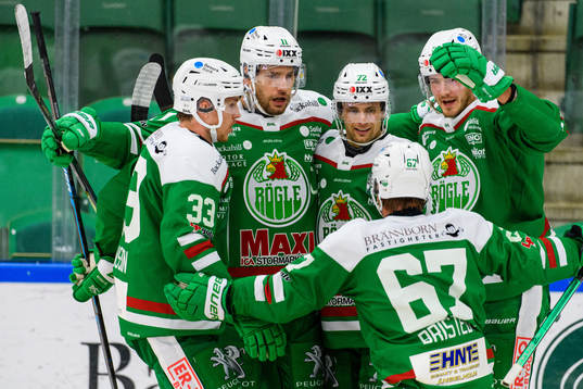 Rögles Daniel Zaar jublar med lagkamraterna