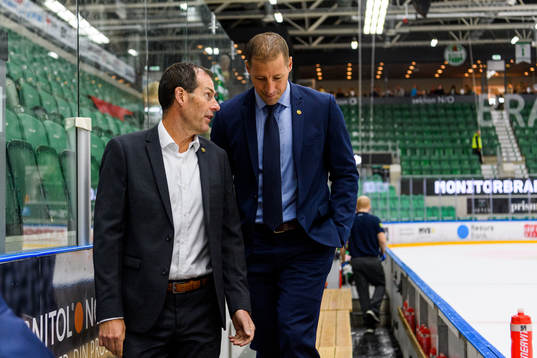 Rögles assisterande tränare Jan Larsson och tränare Cam