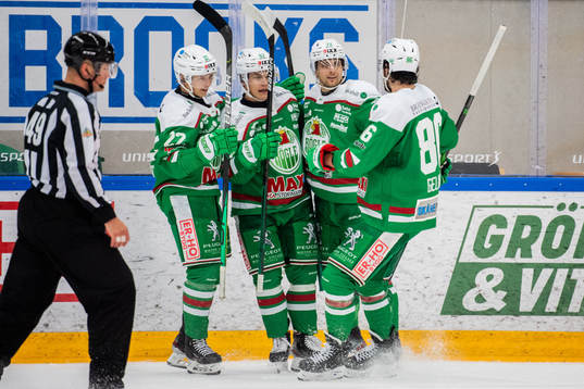 Rögles Daniel Zaar jublar med lagkamrater