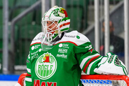 Rögles målvakt Johan Gustafssonunder ishockeymatchen i