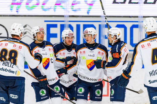 Djurgårdens Michael Haga och William Eklund jublar med