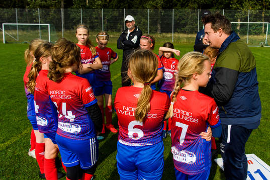 Spelarna i Höganäs BK F09/10 samlas runt sin ledare i