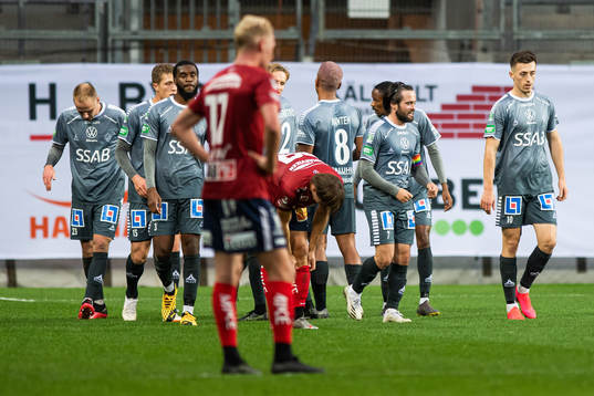 Brages Robbin Sellin jublar med lagkamrater