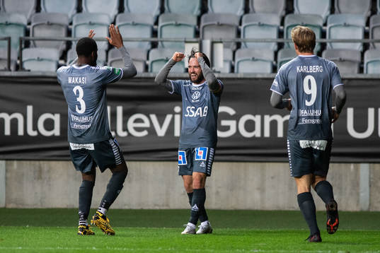 Brages Robbin Sellin jublar med lagkamrater