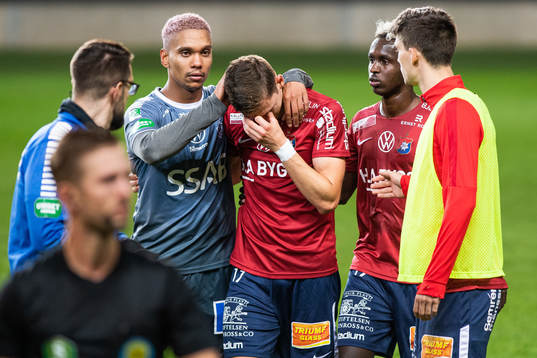 Brages Seth Kanteh Hellberg tröstar Örgrytes Lukas