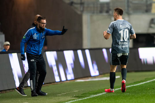 Brages Leonard Pllana jublar mot bänken