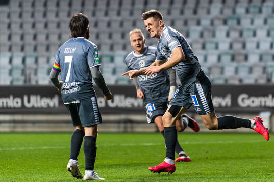 Brages Robbin Sellin jublar med målskytten till 0-3