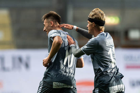 Brages Leonard Pllana och Pontus Hindrikes jublar