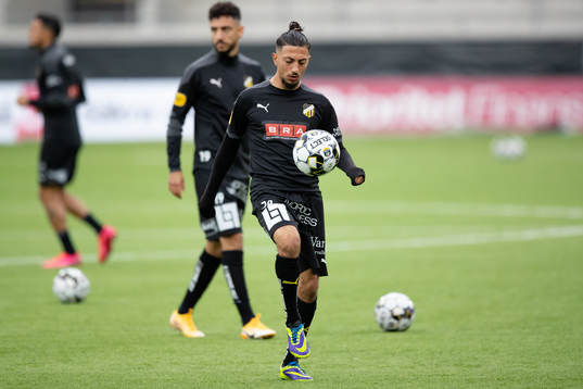 Häckens Samir Maarouf  värmer innan fotbollsmatchen i