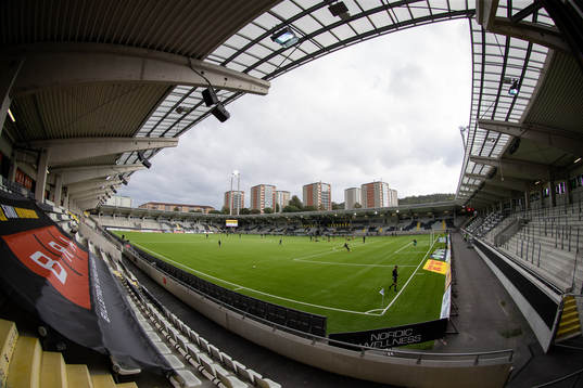 Bravida Arena interiört innan fotbollsmatchen i
