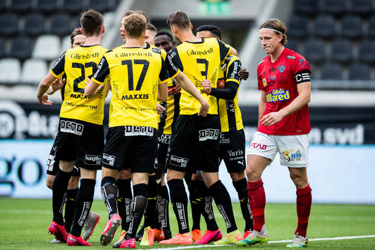 Häckens Johan Hammar jublar med lagkamrater