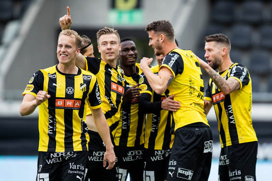 Häckens Johan Hammar jublar med lagkamrater