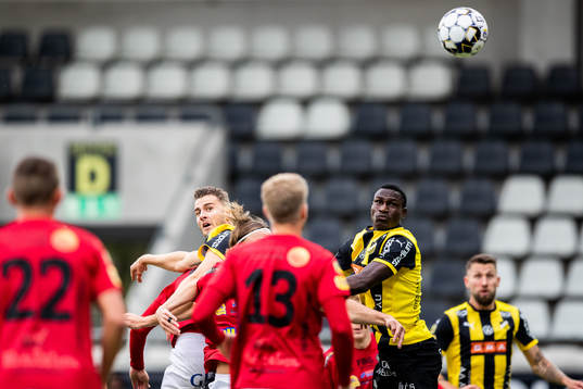Häckens Johan Hammar nickar in 1-0