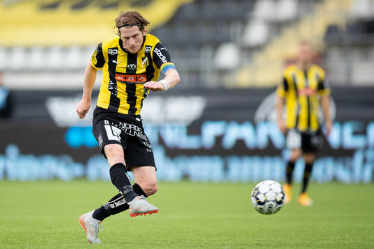 Häckens Erik Friberg skjuter ett skott