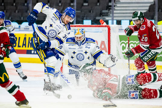 Leksands Peter Cehlarik och målvakt Janne Juvonen mot
