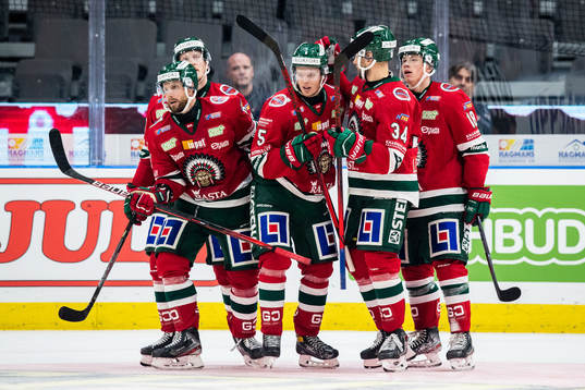 Frölundas Filip Johansson jublar med lagkamrater