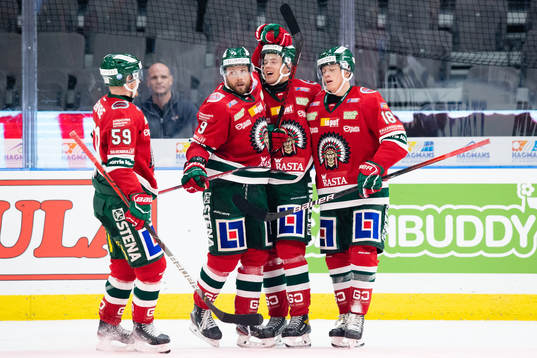 Frölundas Filip Johansson jublar med lagkamrater