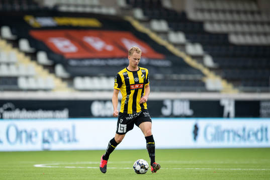 Häckens Gustav Berggren framför tomma läktare
