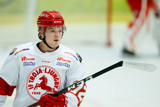 Troja Ljungbys Jesper Emanuelsson införishockey matchen