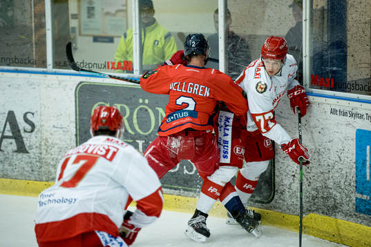 Troja Ljungbys Jesper Emanuelsson mot Hanhals Jens Hellgren