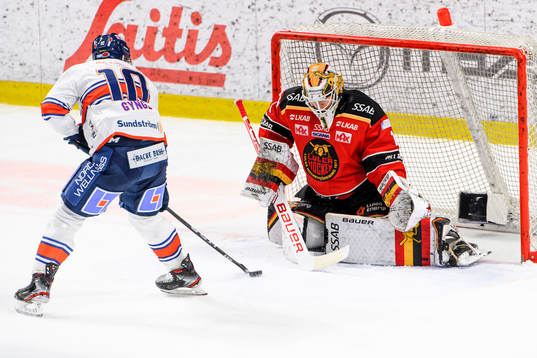 Växjös Richard Gynge och Luleås målvakt Jesper Wallstedt