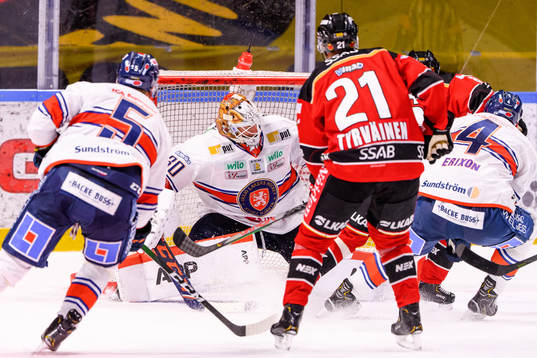 Luleås Linus Klasen gör 0-1 bakom Växjös målvakt
