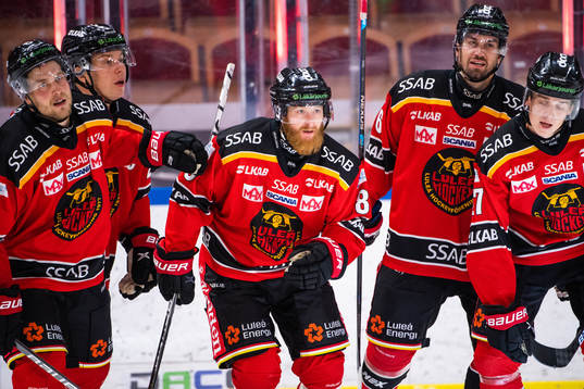 Luleås Linus Klasen jublar med lagkamrater