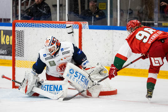 Västerviks målvakt Daniel Marmenlind och Moras Lukas