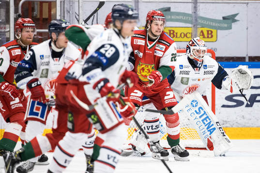 Moras Måns Carlsson framför Västerviks målvakt Daniel