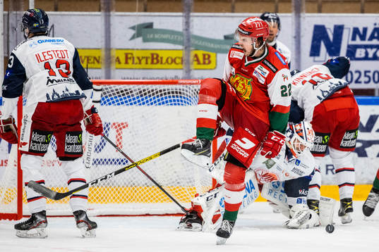 Moras Måns Carlsson jublar