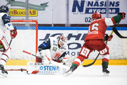 Moras Ludvig Larsson gör 2-3 bakom Västerviks målvakt